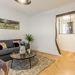 Design Flat On Champs-Elysees, Washington For 6