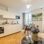 Design Flat On Champs-Elysees, Washington For 6